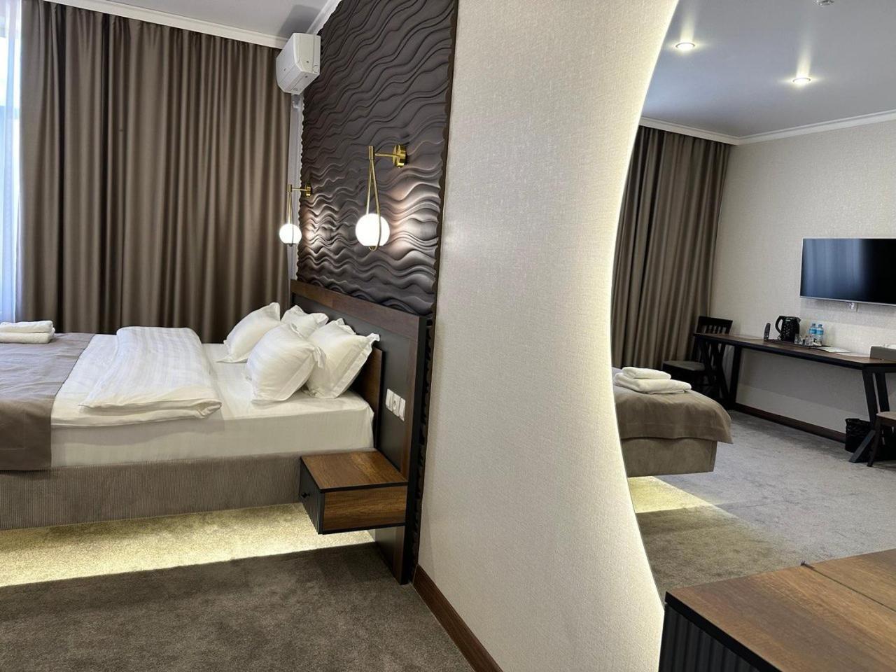 Grand Way Hotel 塔拉兹 外观 照片
