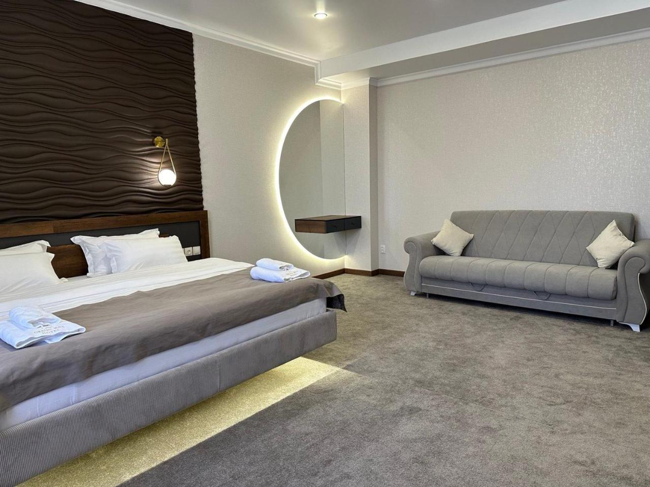 Grand Way Hotel 塔拉兹 外观 照片